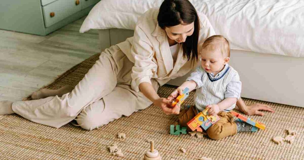 子どものおもちゃ遊びを親が促す